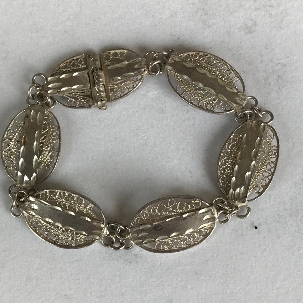 Silver bracelet. Oval links with filagree design and etched bars. 7". New